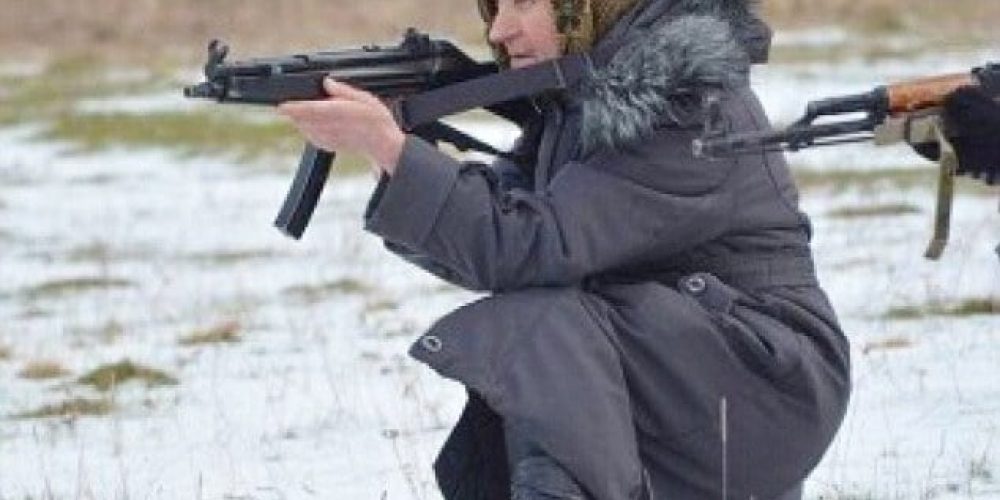 24DE438000000578-0-Ekaterina_Bilyik_68_undergoes_automatic_weapons_training_during_-a-54_1421768430395